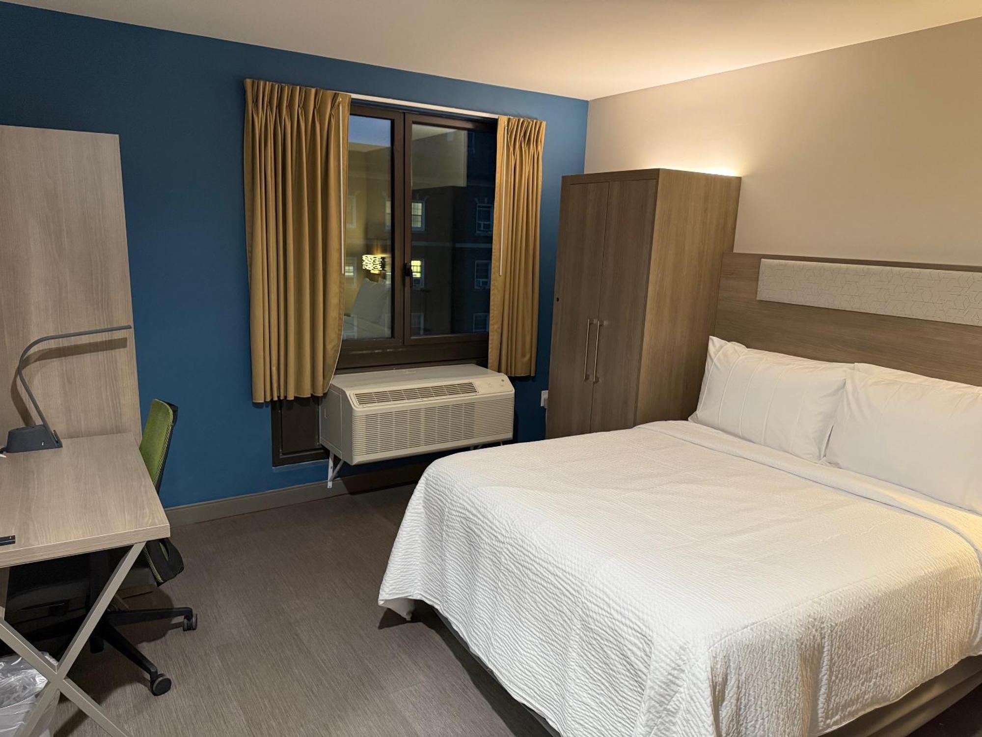 Holiday Inn Express & Suites New York City Exterior photo