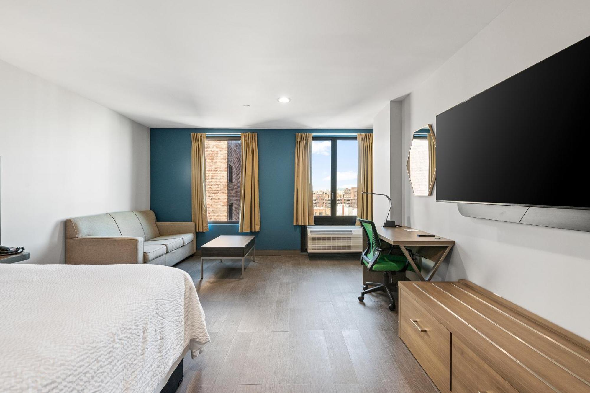Holiday Inn Express & Suites New York City Exterior photo