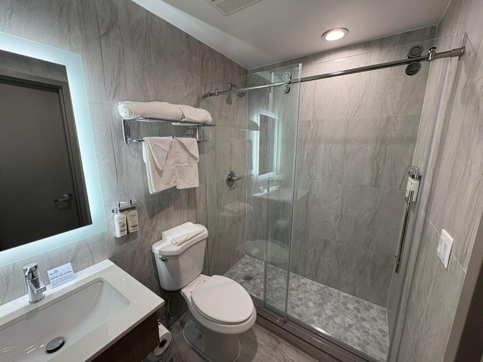 Holiday Inn Express & Suites New York City Exterior photo