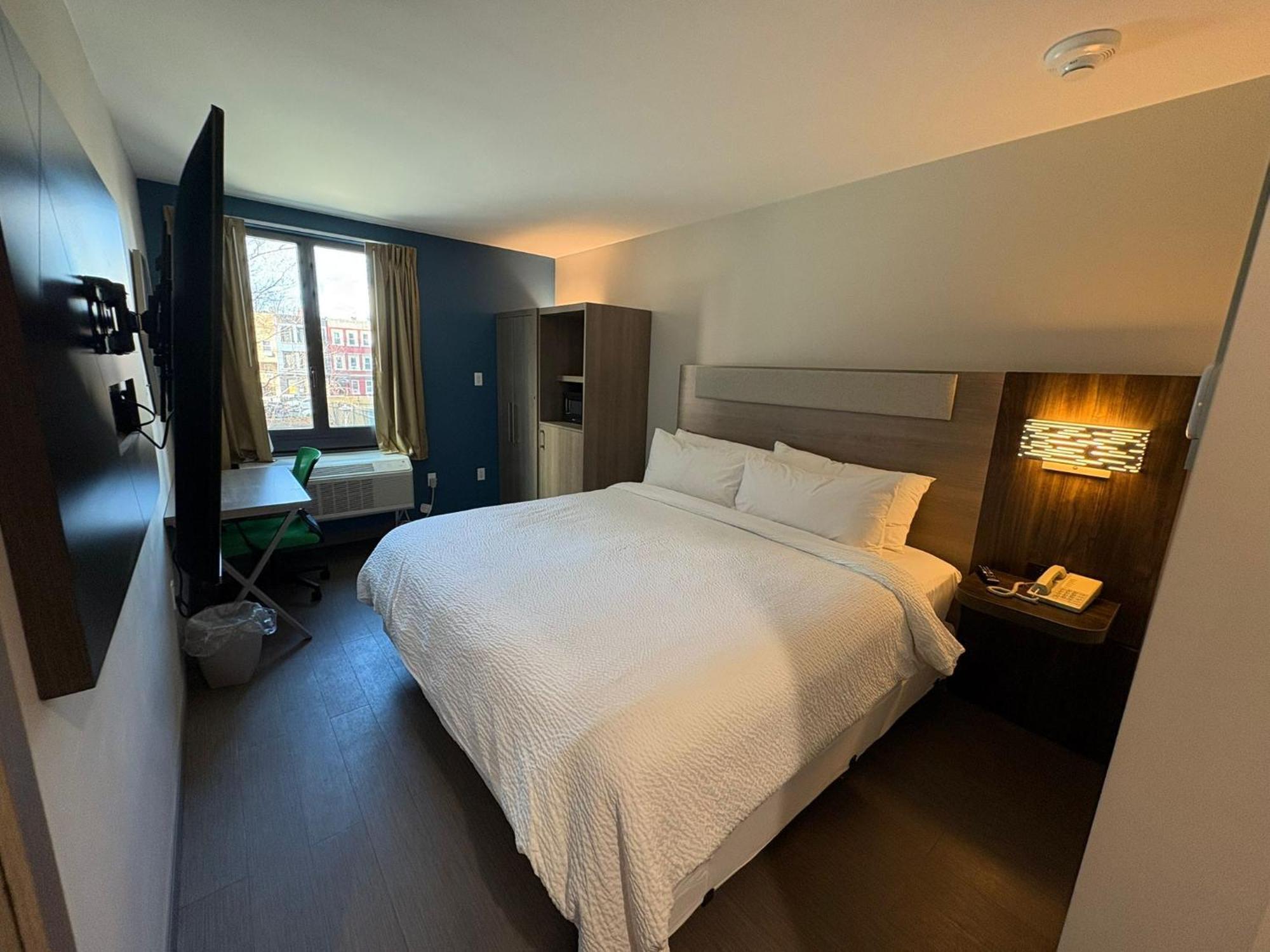 Holiday Inn Express & Suites New York City Exterior photo
