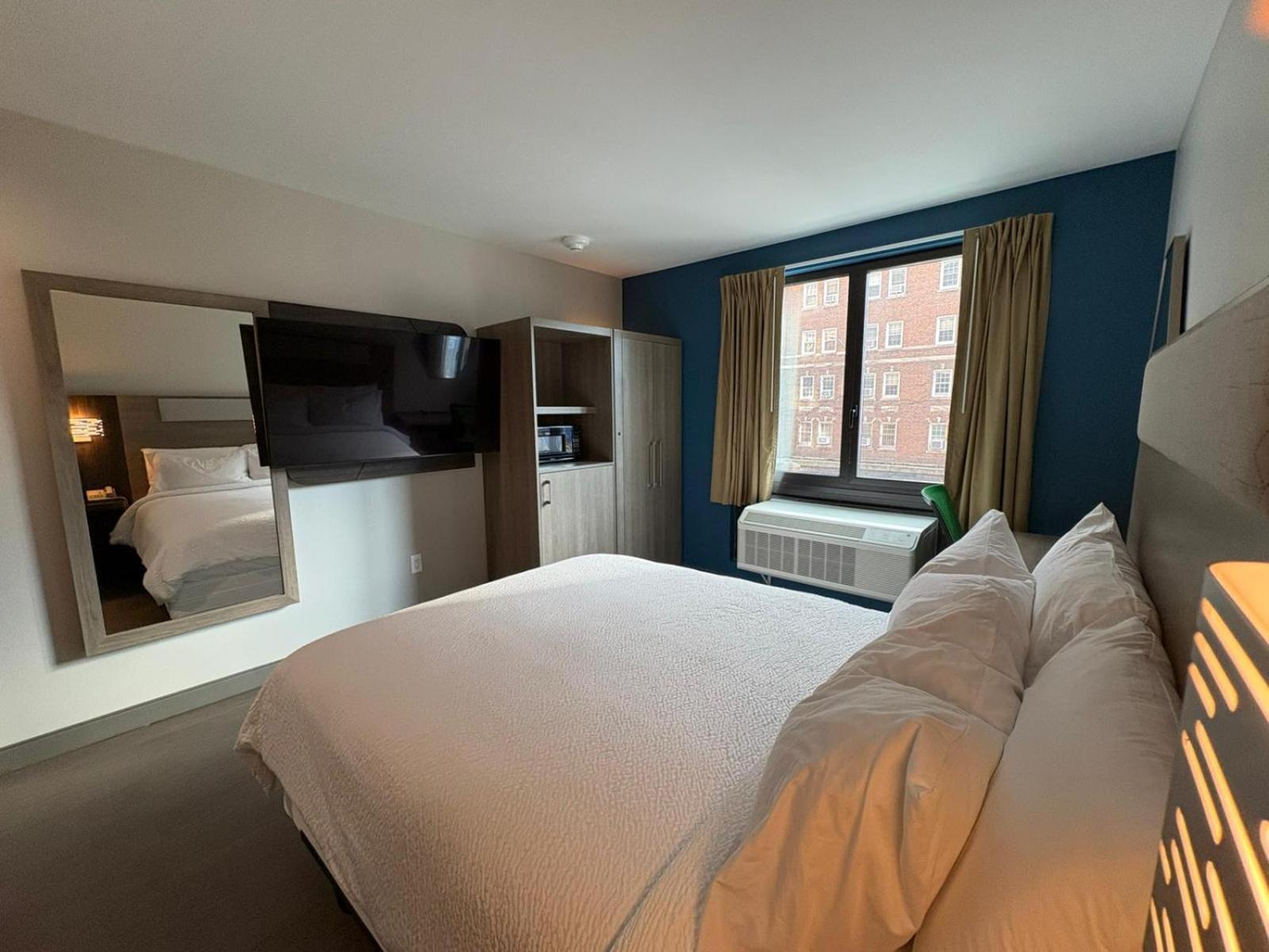 Holiday Inn Express & Suites New York City Exterior photo