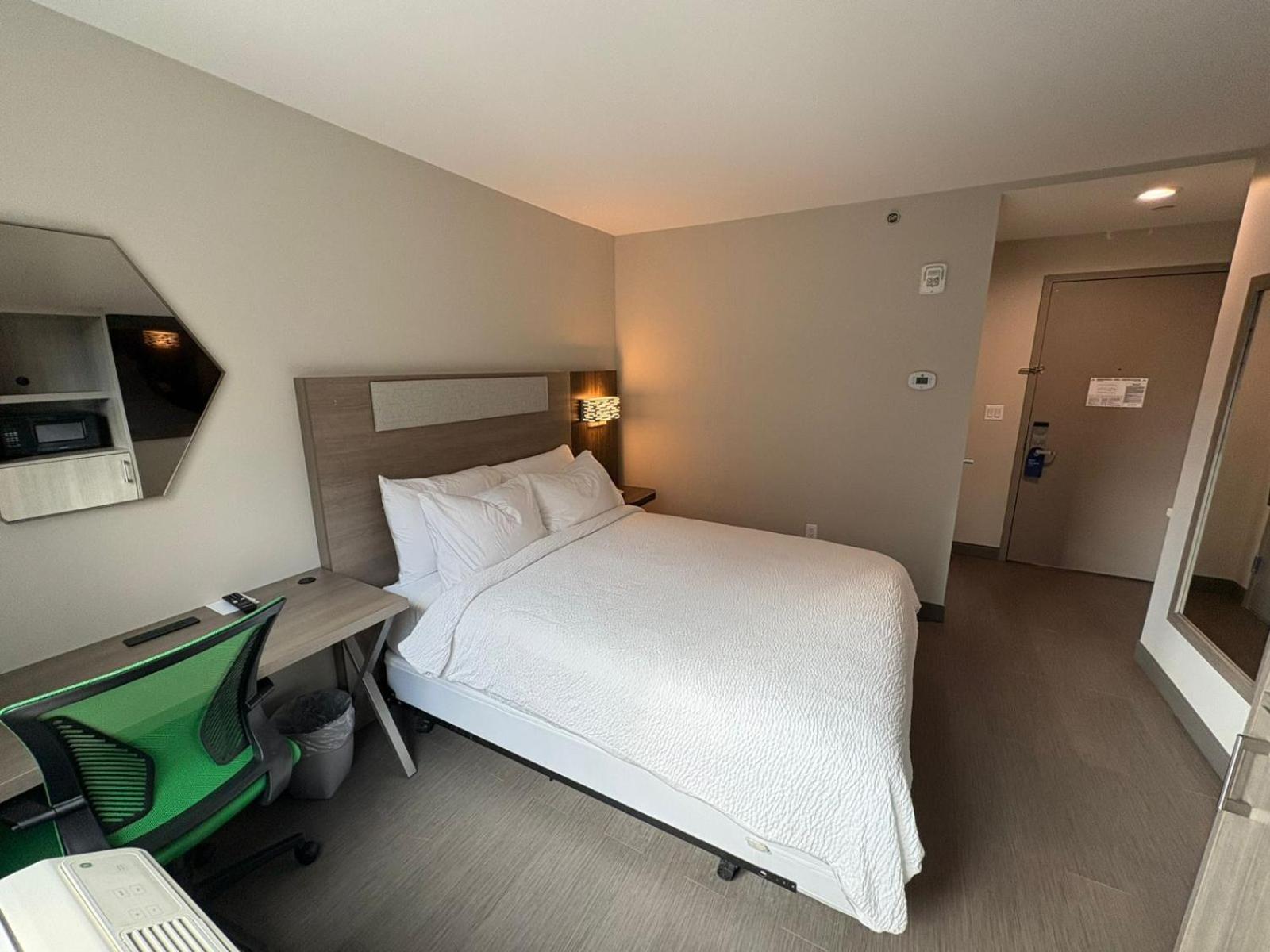 Holiday Inn Express & Suites New York City Exterior photo